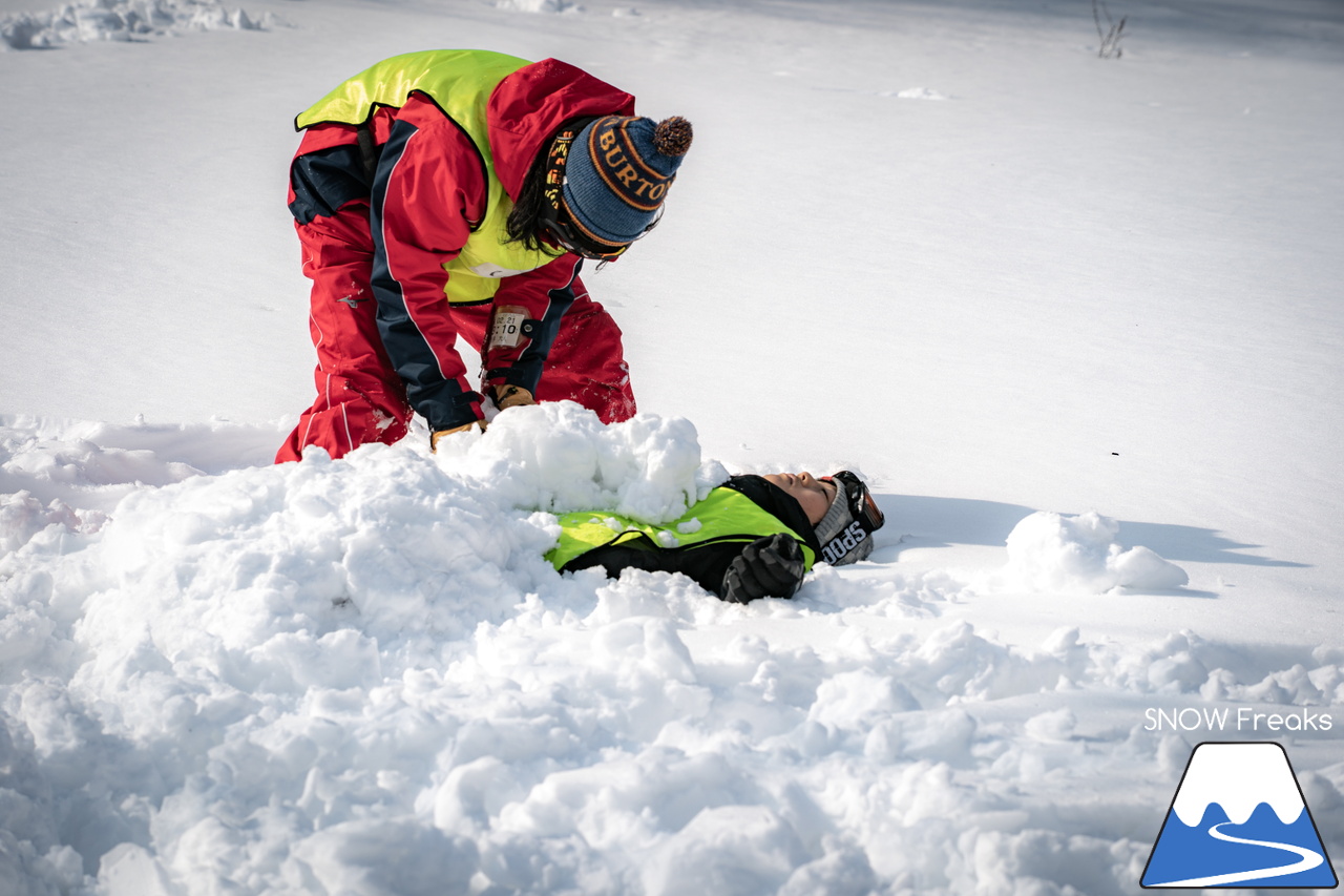 井山敬介さんと秋元日菜子さんのコンビは今年も健在！さらに、サプライズゲストも登場？！憧れのスキーヤーと一緒に雪と戯れ、『いちえ』の美味しいランチをいただく…。夢のようなイベント。めもるホールディングス presents プロスキーヤー・井山敬介さんと行く｜ダイナスティスキーリゾート